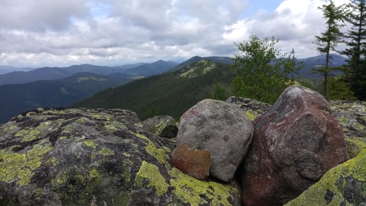 Вид в сторону Габорянської та Ротила. Видно характерні червоні каміння.
