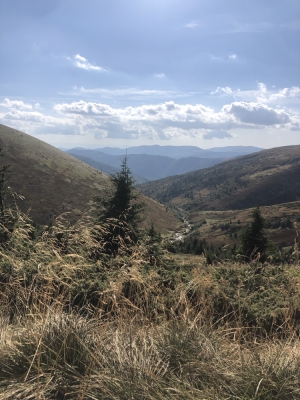 Місце із питною водою. Але ліниві туристи полюбляють залишати сміття. Будьте відповідальні та несіть сміття до низу, до смітників