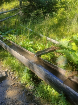 Джерело супер. Потік води шалений