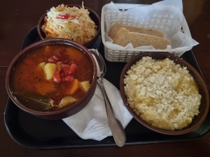 Нормальне кафе, іноді багато відвідувачів, що треба чекати досить довгу чергу. Ціни адекватні, порції великі. Можна поїсти, підсушитися, підзарядитися. Добрий інтернет.