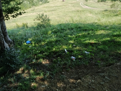 На жаль, не всі здатні забирати принесене з собою.