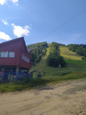 вид на гірськолижну трасу з г. Тростян