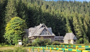 Ніби як музей закритий. Але! Є гарне місце під намет, стіл, та файне джерело.
Думаю, якщо там заночувати, то наврядчи хтось насварить.

Початок маршруту на г. Негровець