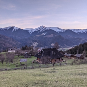 Вид на травневу Чорногору та будинок пані Марічки