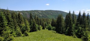 Так виглядають Скалки Задні із гори Ріпна