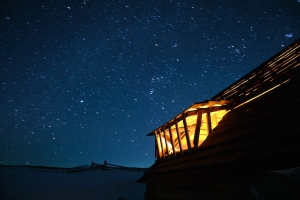 Нічне небо над колибою на Явірнику, на задньому фоні г.Хомяк