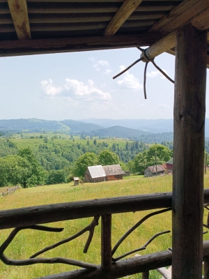 Гарний краєвид. Можна купити попити та поїсти. Поряд гойдалка, але платна.
Трошки дорого, але можна відпочити.