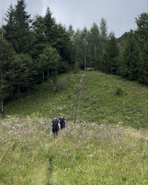 Дуже гарно, але є стрімкий підйом (він на фото, але фото не передає кут нахилу). Ледь залізли, злазити було б ще важче