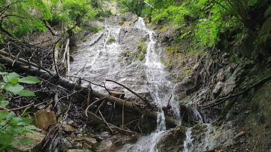 Семикаскадний водоспад розташований на безіменному струмку (ліва притока Рибниці, бас. Пруту) в с. Соколівка біля скелі Дзеркало на відстані приблизно 1 км від центральної дороги села. Важкодоступний, маловідомий. Висота найвищого каскаду бл. 10 м.