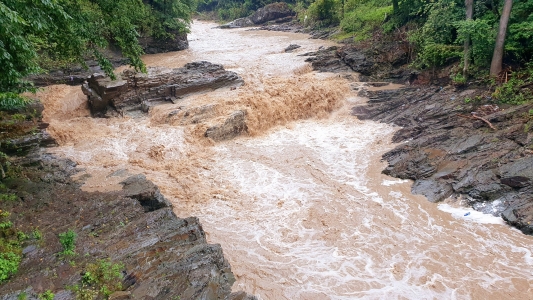 Висота водоспаду близько 5 м.