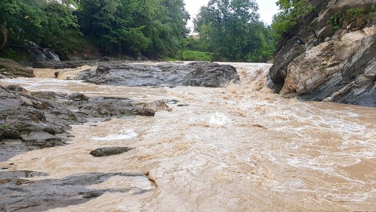 Висота водоспаду — бл. 2 м.