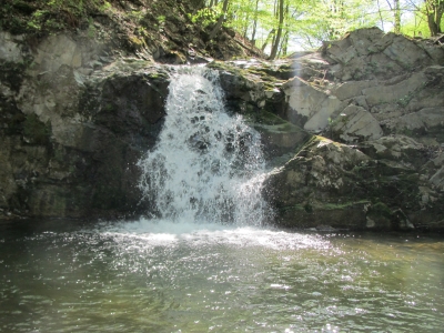 Висота водоспаду — 4 м.