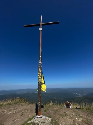 Підіймались 25.08.24 зі Сколе від Рукавички .
Врахуйте той момент, що джерела які про марковані на старті маршруту, станом на кінець серпня були пересохлі…(( Джерело перед підйомом на хребет - це чи не єдине місце для поновлення запасів води . Маркування теж залишає бажати кращого. Трек достатньо довгий, хоч і не надто складний. Почали підйом о 9:00, в 17:00 вже були біля машини внизу . Всі хто вважає , що Парашка то для дітей і попса після походу на неї різко змінюють своє враження про цю гору:) Краєвиди прекрасні . Людей багацько. Всім вдалих підйомів і спусків)