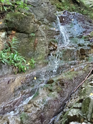 Маленький водоспад, праворуч від печери