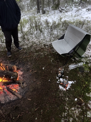 Простора галявина оточена соснами. Можна розкласти кілька палаток на рівних місцях, є місце для вогню