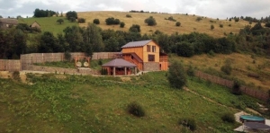 Садиба Трембіта - традиційна карпатська садиба для відпочинку туристів і мандрівників. Підійде для ночівлі під час походів, старту або завершення маршрутів та знайомства з гуцульською культурою. Можна домовитися про нічліг, харчування й поради щодо місцевих маршрутів.