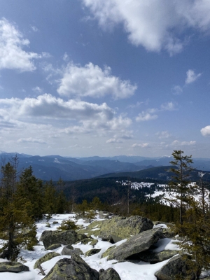Сьогодні також подолали цю вершину! Якщо б не сліди попереднього коментатора, то ми б не вийшли... Рівень точно не початковий - окрім складності підйому, сам по собі маршрут дуже довгий (навіть для літа, не кажучи вже про засніжений час або коли все тане).