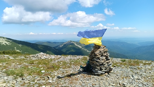 Ходив 23-25 червня чорним маршрутом до Ігровця, потім червоним і жовтим спускався до полонини Середня, і синім вже в Стару Гуту. Якщо йти з важким наплічником на 2 ночівлі(Плаєк і Середня) - маршрут явно не на любителя.

Перехід від Висока до полонини Середня, не рекомендую якщо напередодні була злива. Є розмиті ділянки з розмокшою глиною під ногами. Реально треба було інколи висіти на гілках жерепа.

Сам жовтий маршрут видно не оновлювався, і не прочищався давно, багато маркерів особливо на камінні відсутні, або стерлися. Стежка читається але певні моменти є. Якщо йти по ній на підйом - напевно не так складно, як на спуск.

Чорний і синій дуже гарно промарковані.

Вода була у всіх точках, але на полонині Плаєк дивно організована криниця, вода стояча в ній, без кип\'ятіння пити її небезпечно. Інші джерела пив нормально, без наслідків . Найсмачніша на жовтому маршруті, неподалік полонини Середня.

З полонини Плаєк відкривається дуже гарна панорама на Ігровець, Високу та Сивулі.

В лісі і на полонинах аж не пристойно багато вогнищ, та сміття.