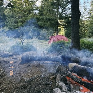 Звʼязку немає, київстар трохи пробиває мобільний звʼязок, можна смс навіть надіслати